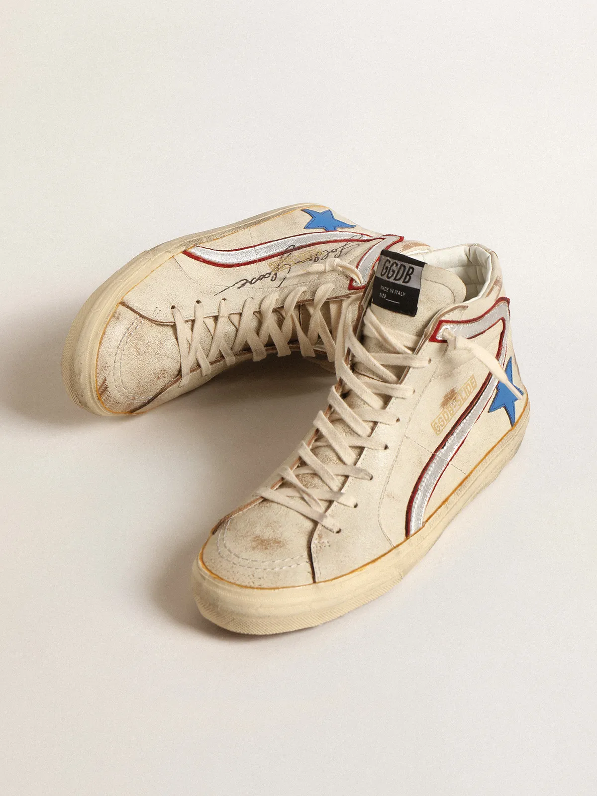Slide LTD in ecru with bright blue star and silver leather flash