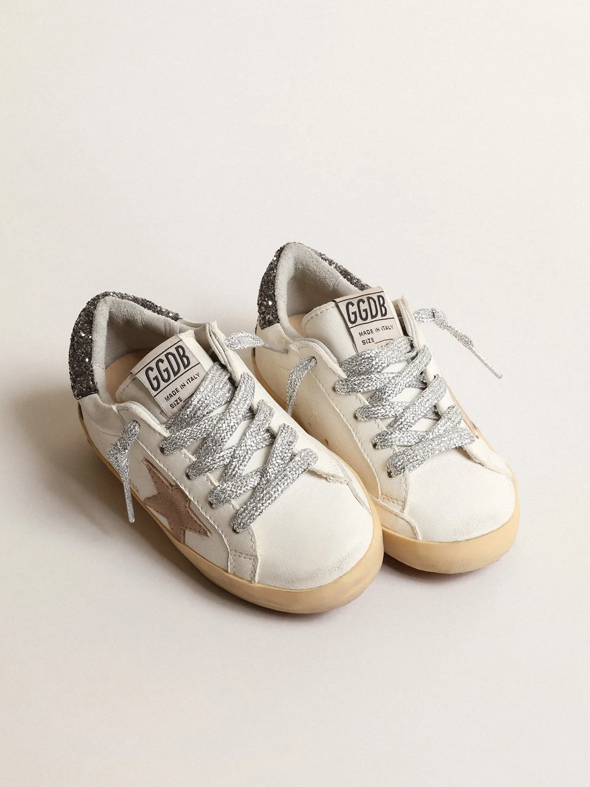 Super-Star Young with a hazelnut star and glitter heel tab